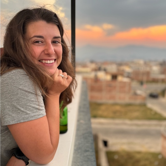 Meet your Posher, Cloé - Picture 1 of 1